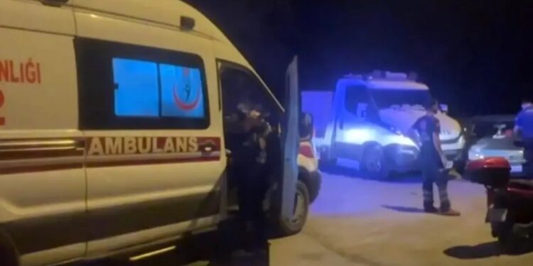 Minik avtomobili və yük maşını toqquşdu: 3 yaralı