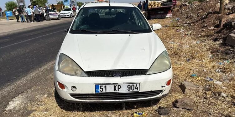 Minik avtomobili piyadanı vurdu