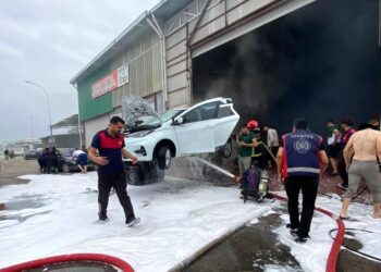 Elektirikli avtomobil yandı