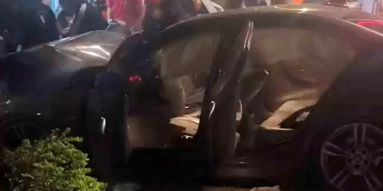 Minik avtomobili parklanmış vəziyyətdə olan avtomobilə çırpıldı: 1 yaralı