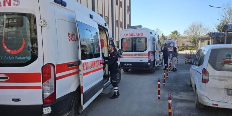 Minik avtomobili və polis maşını toqquşdu: 5 yaralı