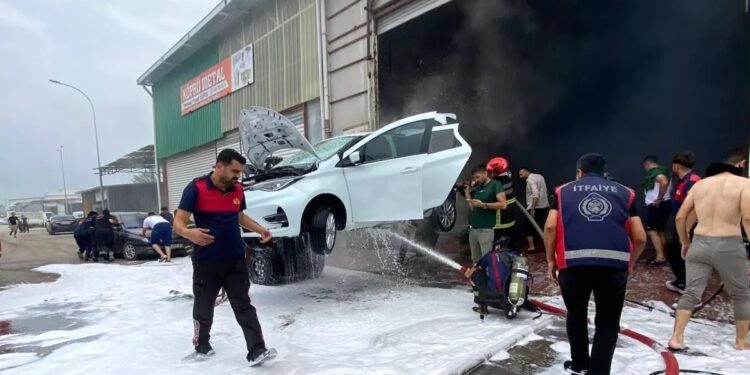 Elektirikli avtomobil yandı