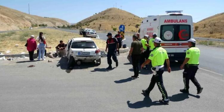 İki avtomobil toqquşdu: 1 ölü, 4 yaralı