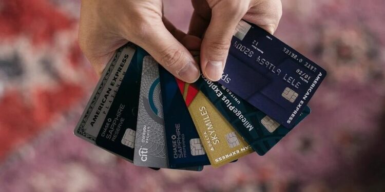 Maaşımızın 5 qatından çox kredit kartı ala bilməyəcəyik