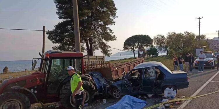 Minik avtomobili parklanmış traktora çırpıldı: 1 ölü