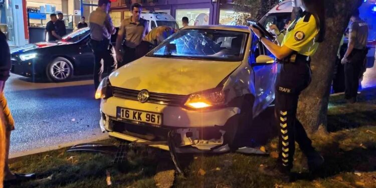 Minik avtomobili əvvəlcə yük maşınına daha sonra isə səkiyə çırpıldı