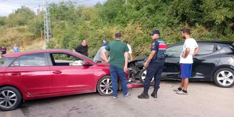 İki avtomobil toqquşdu: 4 yaralı