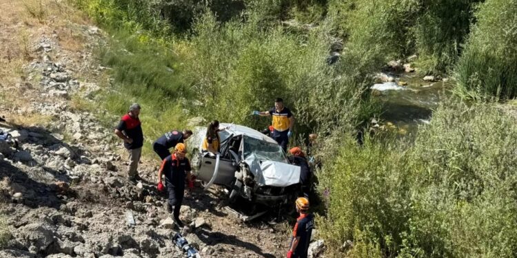 Avtomobil körpüdən çaya aşdı: Ər və arvad öldü
