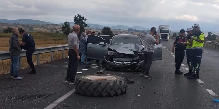 Minik avtomobili və traktor toqquşdu: 4 yaralı