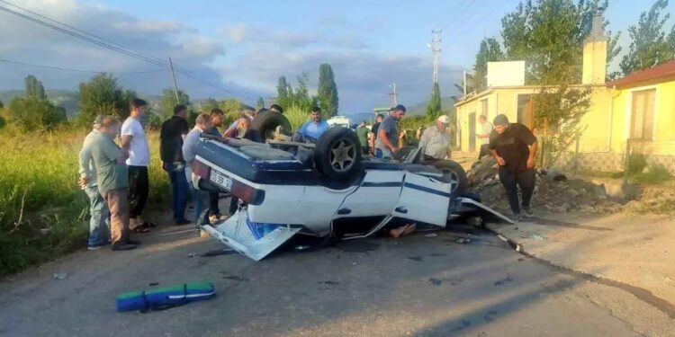 Traktorla toqquşan minik avtomobili aşdı: 1 yaralı