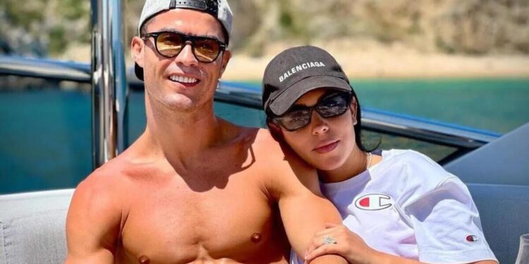 Ronaldo Corcinaya evlilik təklifi etdi - Müqavilənin detalları gündəm oldu