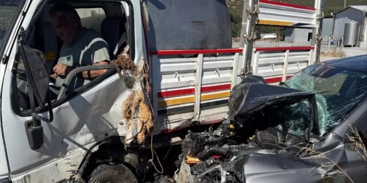 Minik avtomobili və yük maşını toqquşdu: 2 yaralı