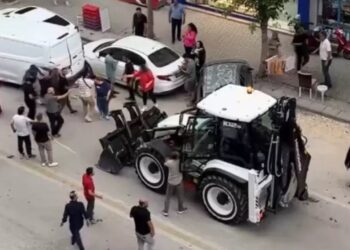 Traktor 5 avtomobillə toqquşdu: 2 yaralı