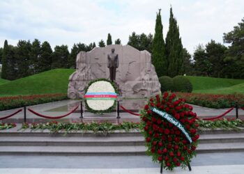 DSX rəhbərliyi Fəxri xiyabanı və Şəhidlər xiyabanını ziyarət edib-VİDEO-FOTOLAR