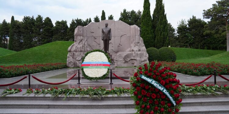 DSX rəhbərliyi Fəxri xiyabanı və Şəhidlər xiyabanını ziyarət edib-VİDEO-FOTOLAR