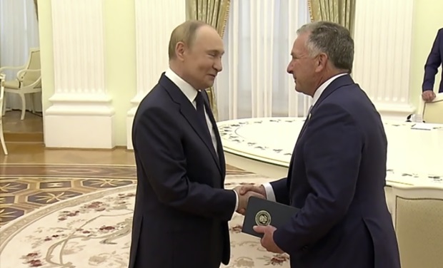 Putin ABŞ prezidentinin xüsusi nümayəndəsini qəbul etdi - VİDEO