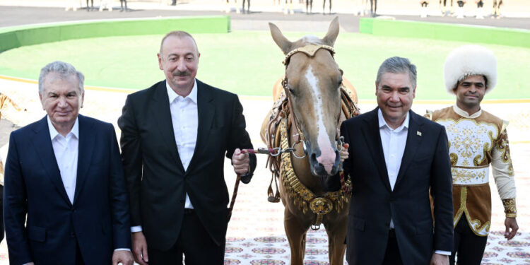 Azərbaycan Prezidenti İlham Əliyevə “Axaltəkə” atı hədiyyə edilib - FOTOLAR