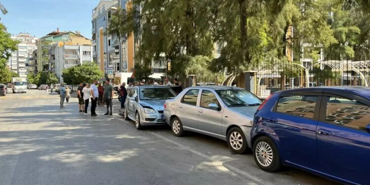 Avtomobil 5 avtomobilə çırpıldı