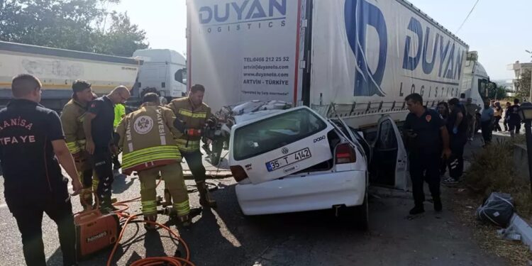 Minik avtomobili TIR-a çırpıldı: 2 qardaş öldü