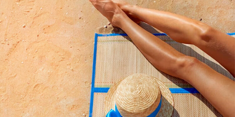 Çimərlikdə kişi əcnəbi qızın yanında oturdu, "qırğın qopdu" - VİDEO