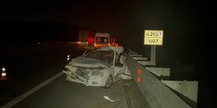 Minik avtomobili TIR-a çırpıldı: 3 ölü, 1 yaralı