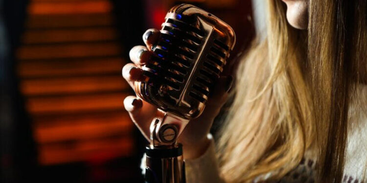 Azərbaycanlı xanım müğənni İranda yoxa çıxdı - FOTO