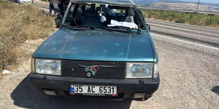 Avtomobil yol kənarına aşdı: 3 yaralı