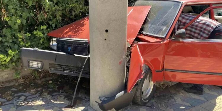 Minik avtomobili beton dirəyə çırpıldı: 1 yaralı