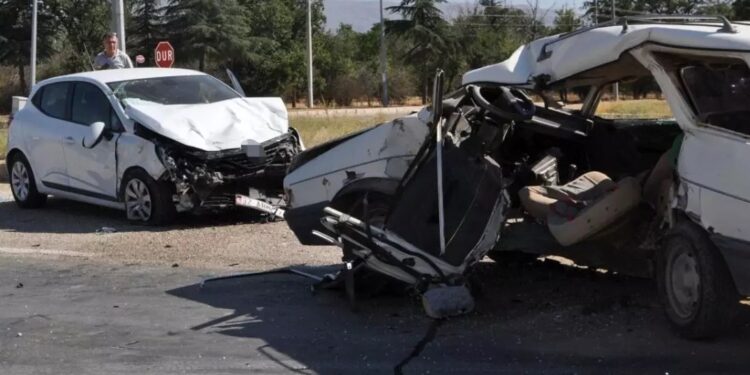 İki avtomobil toqquşdu: 3 yaralı