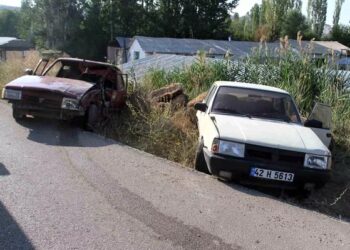 Minik avtomobili parklanmış vəziyyətdə olan avtomobilə çırpıldı: 2 yaralı