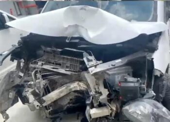 Avtomobil dirəyə çırpıldı: 2 yaralı