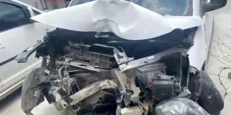 Avtomobil dirəyə çırpıldı: 2 yaralı