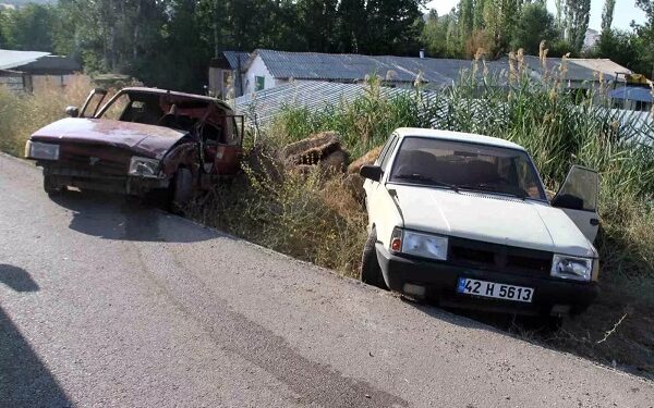 Minik avtomobili parklanmış vəziyyətdə olan avtomobilə çırpıldı: 2 yaralı