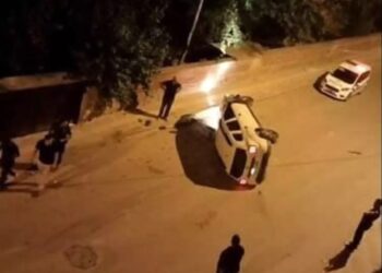 Minik avtomobili parklanmış vəziyyətdə olan avtomobillərə çırpılaraq aşdı: 1 yaralı