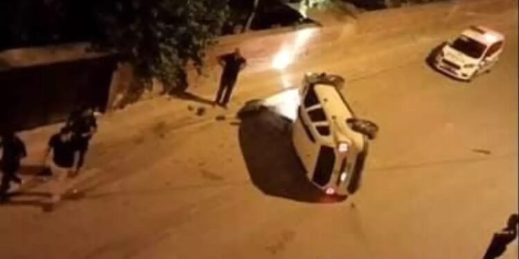 Minik avtomobili parklanmış vəziyyətdə olan avtomobillərə çırpılaraq aşdı: 1 yaralı