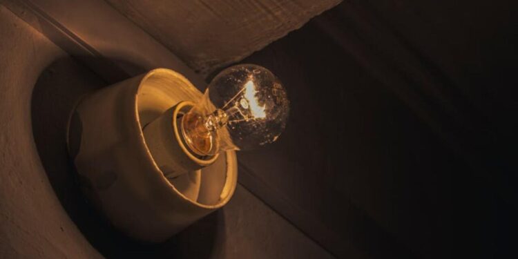 Bu ölkədə qasırğadan sonra minlərlə ev işıqsız qaldı