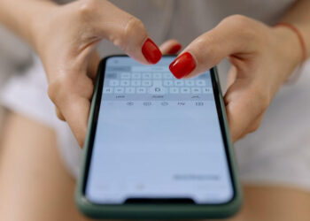 Bakıda iki uşağı ilə hotelə görüşə gedən qadını kişi eyvandan atdı – Cinayət işi