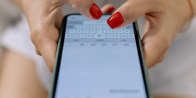 Bakıda iki uşağı ilə hotelə görüşə gedən qadını kişi eyvandan atdı - Cinayət işi