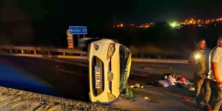 Avtomobil səkiyə çırpılaraq aşdı: 3 yaralı