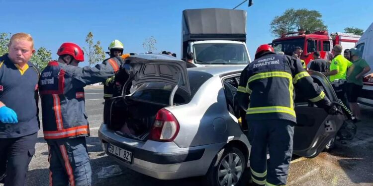 Minik avtomobili və yük maşını toqquşdu: 5 yaralı