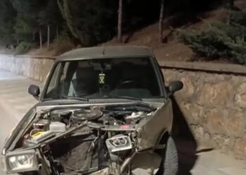 Avtomobil divara çırpıldı: Sürücü yüngül yaralandı