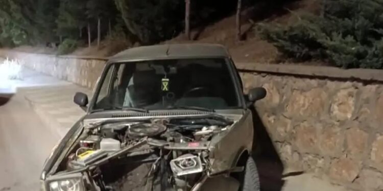 Avtomobil divara çırpıldı: Sürücü yüngül yaralandı