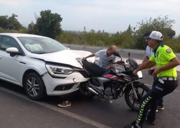 Minik avtomobili motosikletə çırpıldı: 3 yaralı