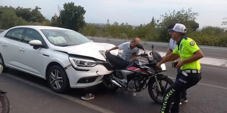 Minik avtomobili motosikletə çırpıldı: 3 yaralı