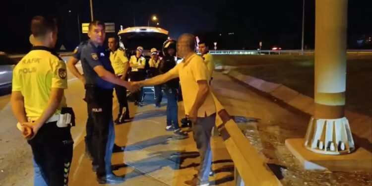 Sərxoş sürücü avtomobili baryerlərə çırpdı