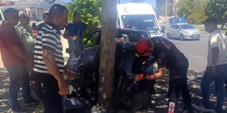 Avtomobil ağaca çırpıldı: Sürücü yaralandı