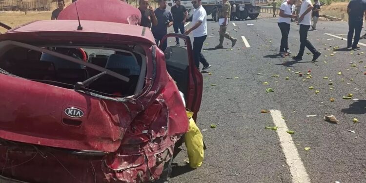 Minik avtomobili və TIR toqquşdu: 3 yaralı