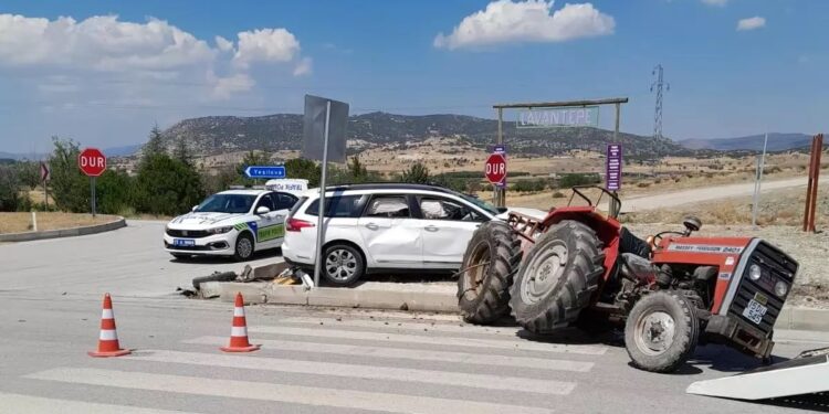Minik avtomobili və motosiklet toqquşdu: 6 yaralı