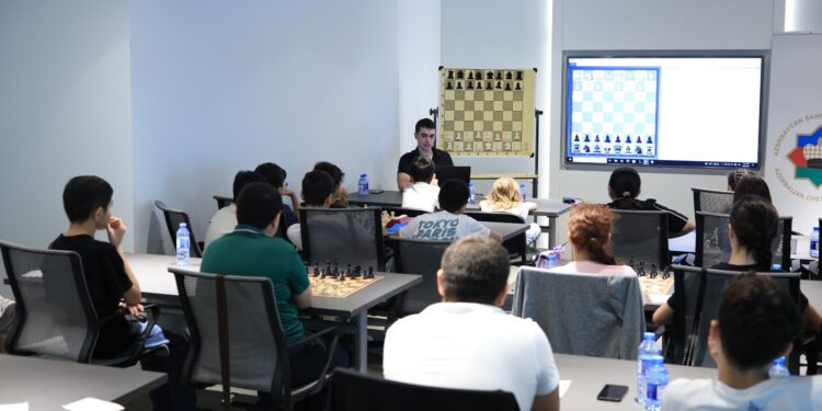 Məhəmməd Muradlı yeniyetmələrlə görüşdü