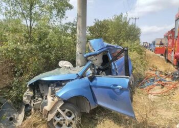 Avtomobil beton dirəyə çırpıldı: 14 yaşlı sürücü öldü